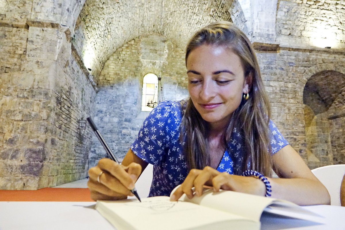 Irene Solà, signant exemplars de la novel·la