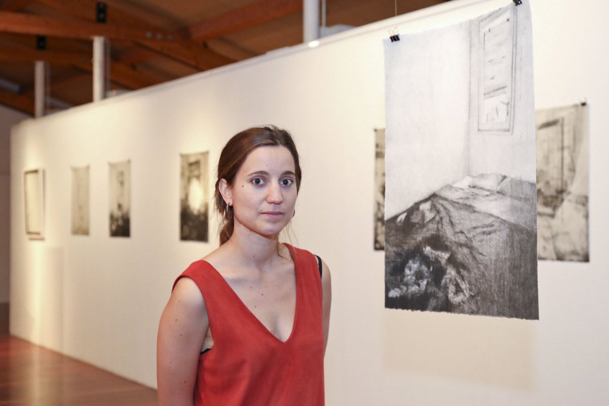 Anna Llimós, amb les obres que exposa al Museu de l'Art de la Pell