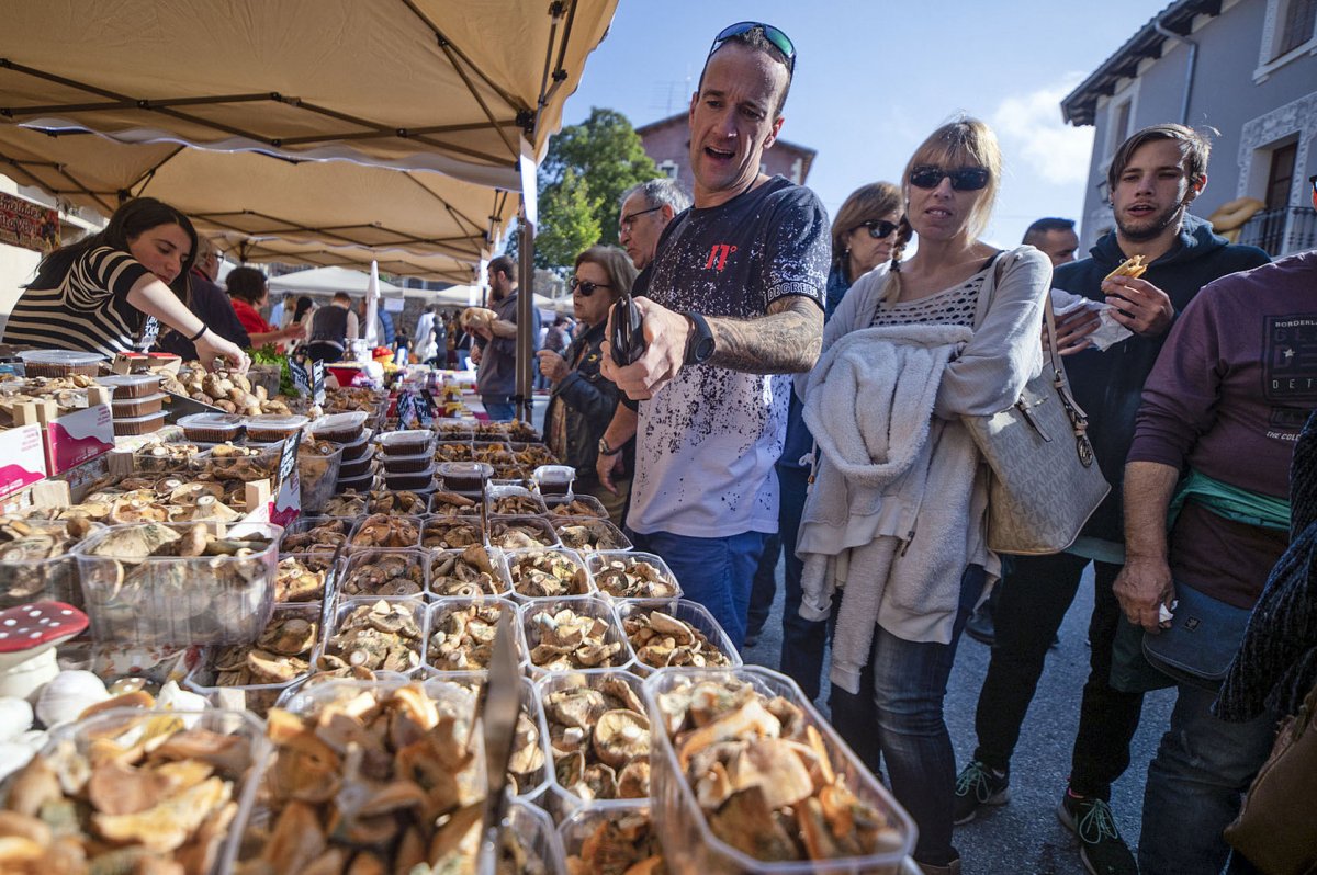 Parades de bolets en l'edició de la fira de l'any passat, una imatge que no es repetirà enguany