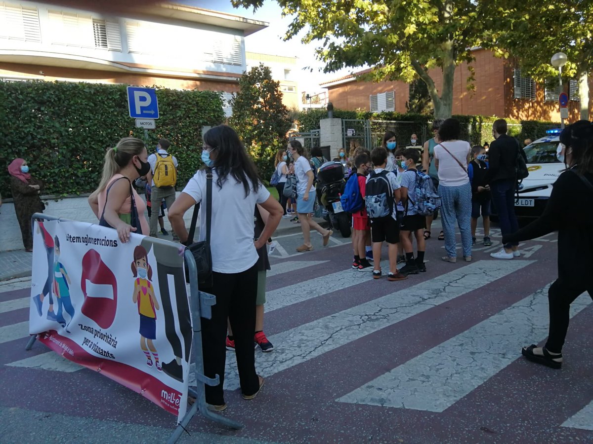 L'accés al carrer Sabadell, on hi ha les escoles Sant Gervasi i Can Besora i l'escola bressol municipal Els Pinetons, s'ha tancat al trànsit a l'hora d'entrada