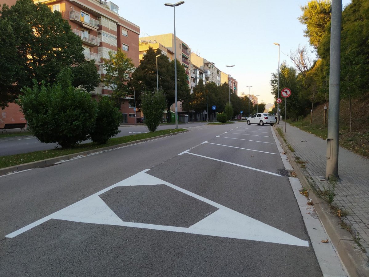 El carrer Esteve Terrades té ara un sol carril per sentit entre la plaça Serrat i Bonastre i el carrer Vicenç Albarranch