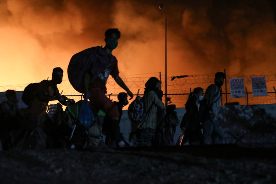 Imatge del foc al camp de refugiats de Moria, a l'illa grega de Lesbos, dimecres