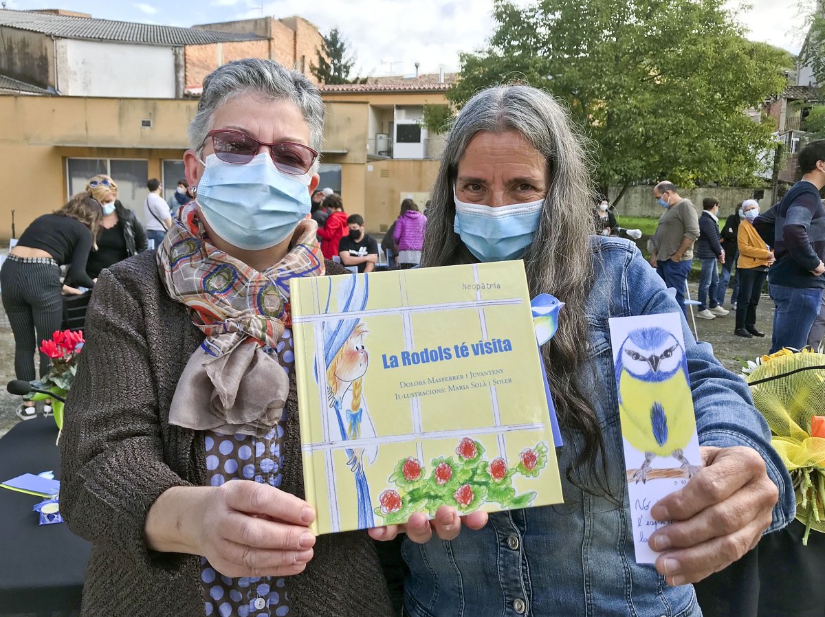 L’autora, Dolors Masferrer, i la il·lustradora, Maria Solà, amb un dels exemplars el dia de la presentació del conte