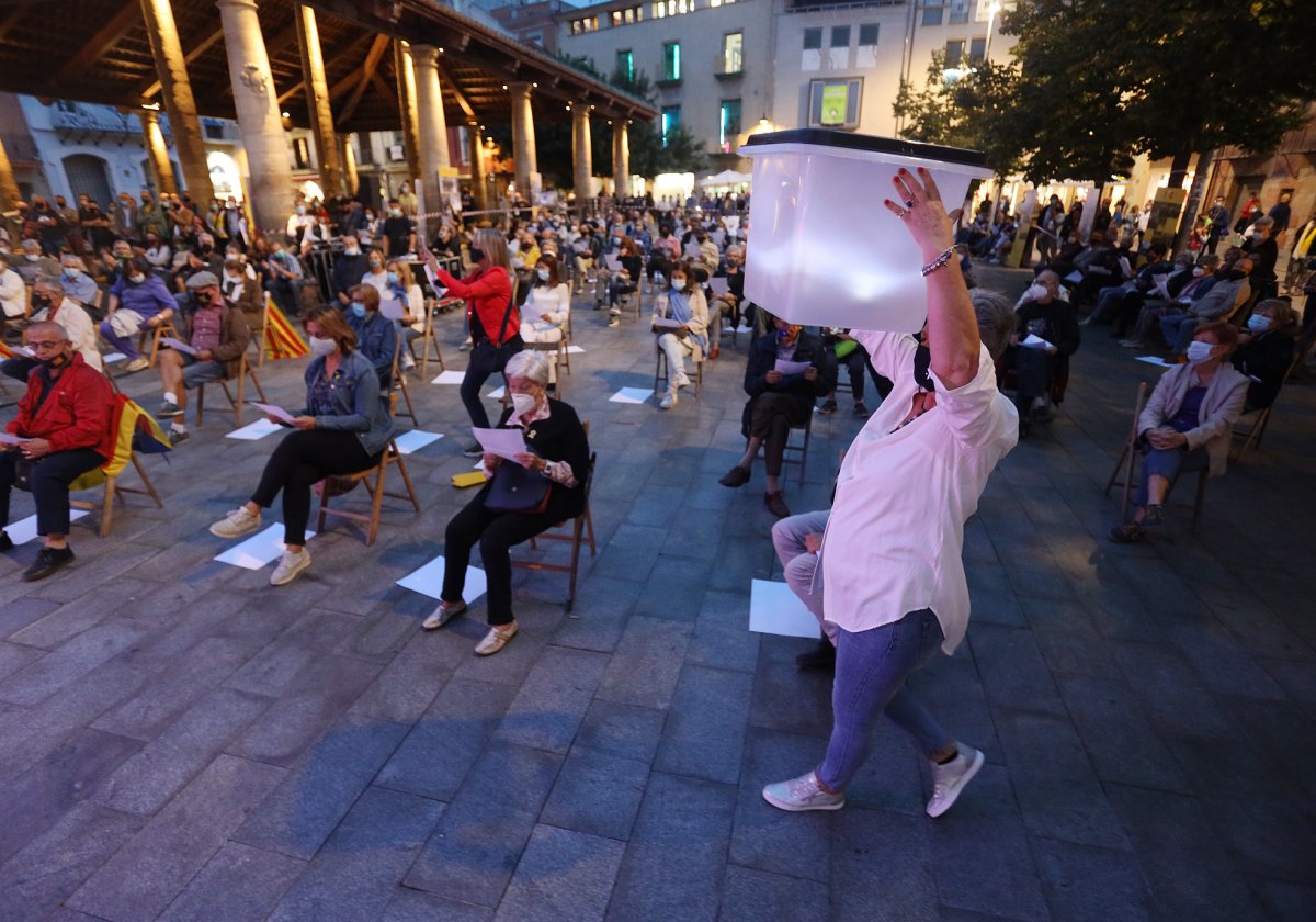 Algunes persones han portat urnes del referèndum fins a l'escenari