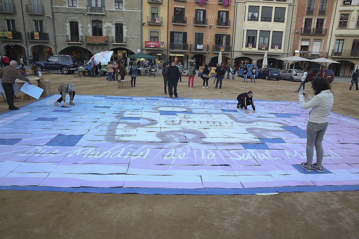 Mosaic a la plaça Major de Vic el 10 d'octubre de 2016, en el marc dels actes per commemorar el Dia Mundial de la Salut Mental