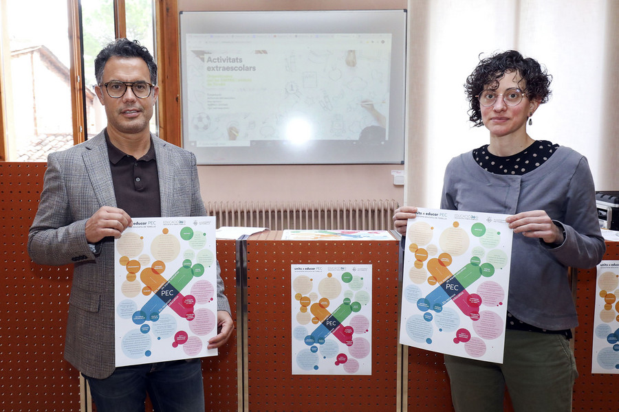 L'alcalde de Torelló, Marçal Ortuño, i la regidora d'Educació, Núria Montanyà, amb el mapa educatiu