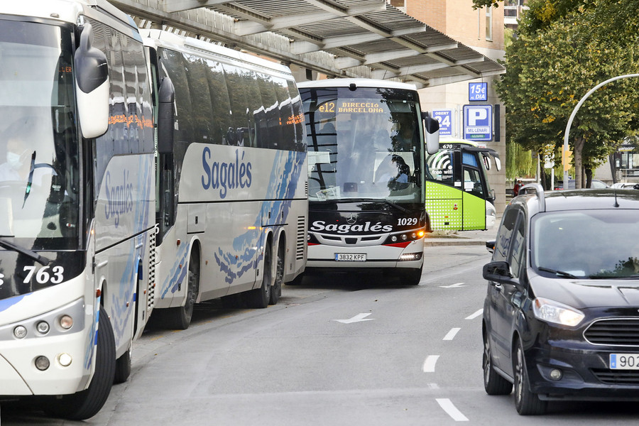 Autobusos sortint de l'estació de Vic