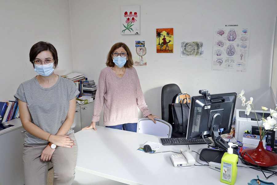 Elisabet Tasa i Mara José Álvarez en un dels consultoris d'Osona Salut Mental