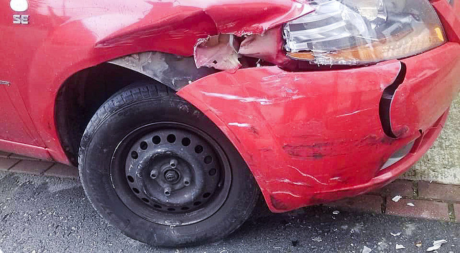 Estat en què va quedar el vehicle després de rebre l’impacte d’un altre cotxe que va fugir del lloc dels fets