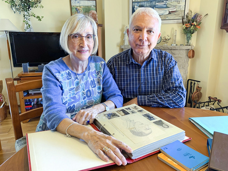 Pilar Miralles i el seu marit, Max Aguilera, amb un dibuix que va fer un pres de Güell mentre era a la presó de Girona