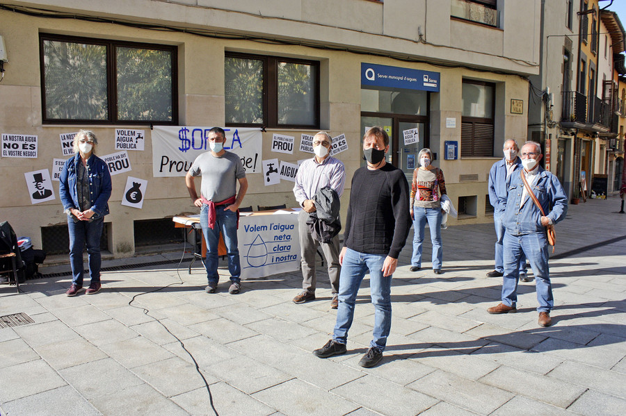 Membres de la plataforma Volem l'aigua neta, clara i nostra davant de l'oficina de Sorea de Torelló