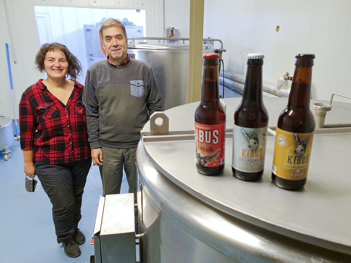 Els responsables de la nova cerveseria, a les instal·lacions que tenen a Olost