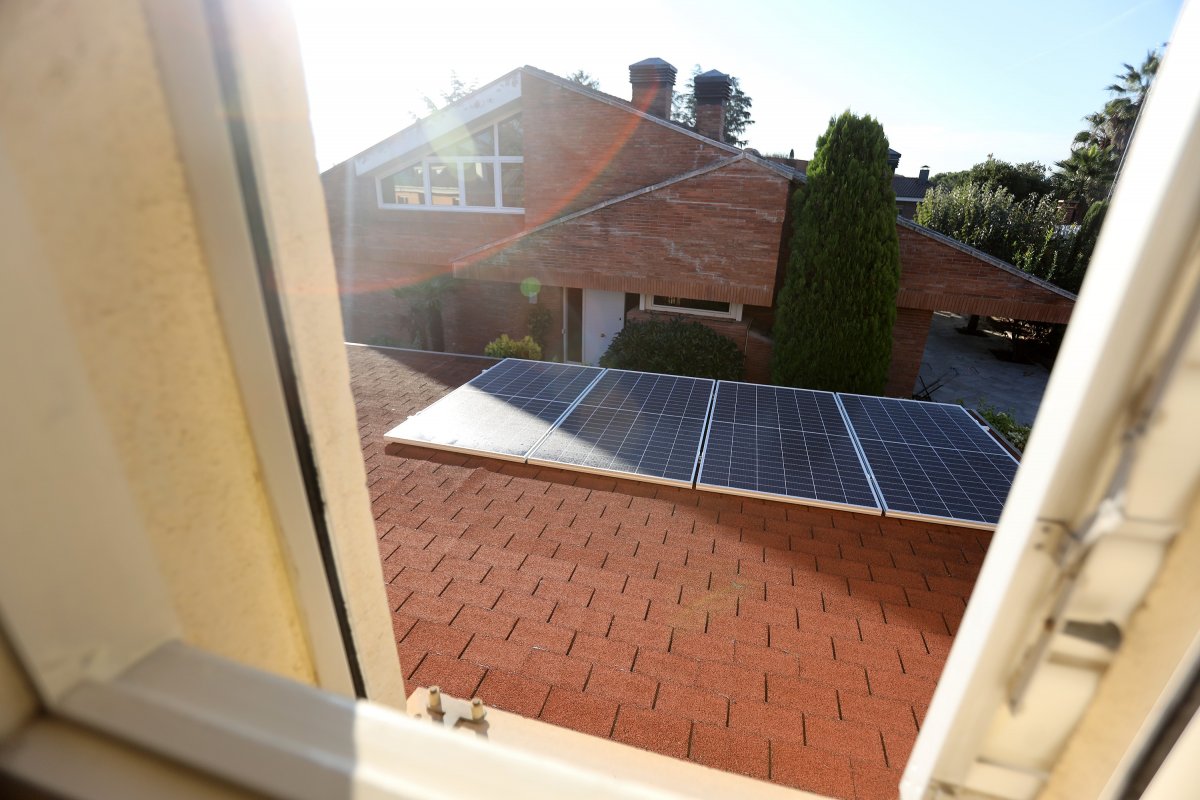 Una instal·lació de plaques fotovoltaiques en una casa de Canovelles