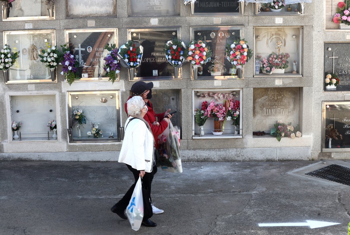 Visitants al cementiri de Granollers aquesta setmana en els dies previs a Tots Sants