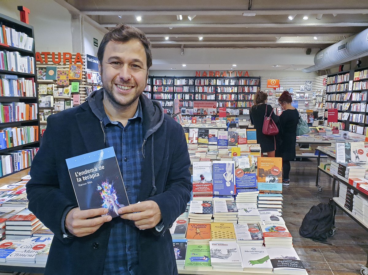 Ramon Mas a la llibreria La Central del Raval de Barcelona, on es va presentar la novel·la