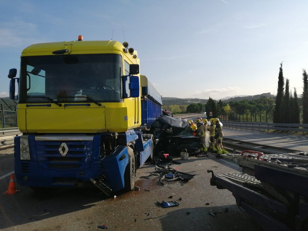 Els bombers treballant al lloc de l'accident