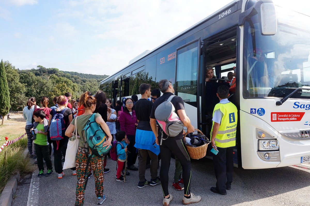 Usuaris del servei d'autobús per accedir al Montseny en una imatge d'arxiu