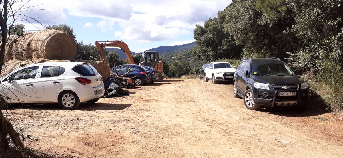 Cotxes aparcats en una finca privada a Montseny