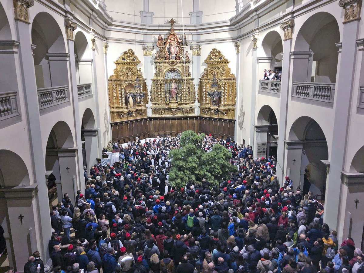 Una imatge de la festa, amb l'església plena a vessar