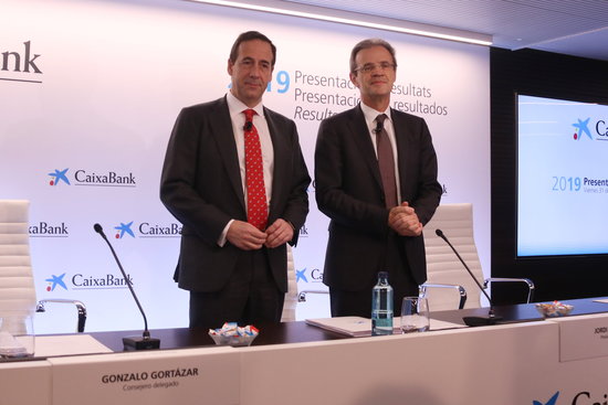 el president de CaixaBank, Jordi Gual, i del conseller delegat, Gonzalo Gortázar, durant la roda de premsa de presentació de resultats del banc del 2019