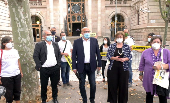 els cinc acusats en el judici contra l'antiga Mesa del Parlament i Mireia Boya, davant del TSJC, abans d'entrar a l'última sessió