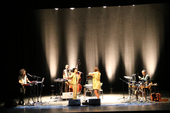 Pla general del concert de Paula Grande i Anna Ferrer al teatre Conservatori de Manresa. Imatge del 17 d'octubre del 2020. (Horitzontal)