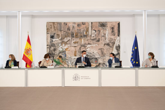 El president del govern espanyol, Pedri Sánchez, presideix el Consell de Ministres extraordinari per aprovar l'estat d'alarma, aquest diumenge