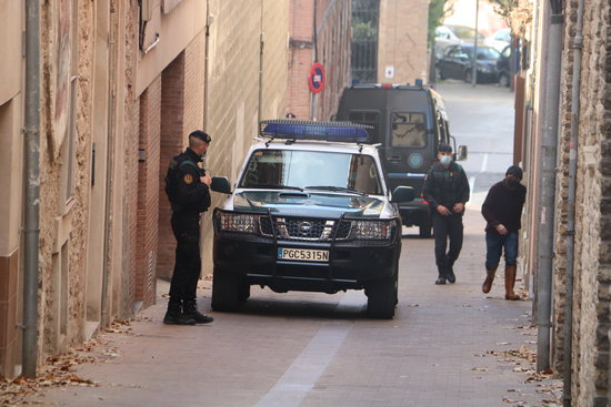 Vehicles de la Guàrdia Civil a les portes de la casa d'Oriol Soler