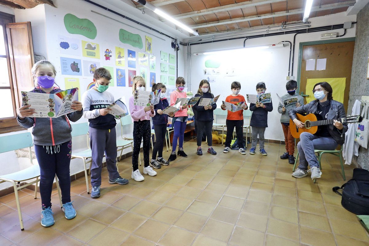 Els alumnes de quart de l'Escola de Müsica, amb Raquel Sans. Alguns d'ells participaran en el disc