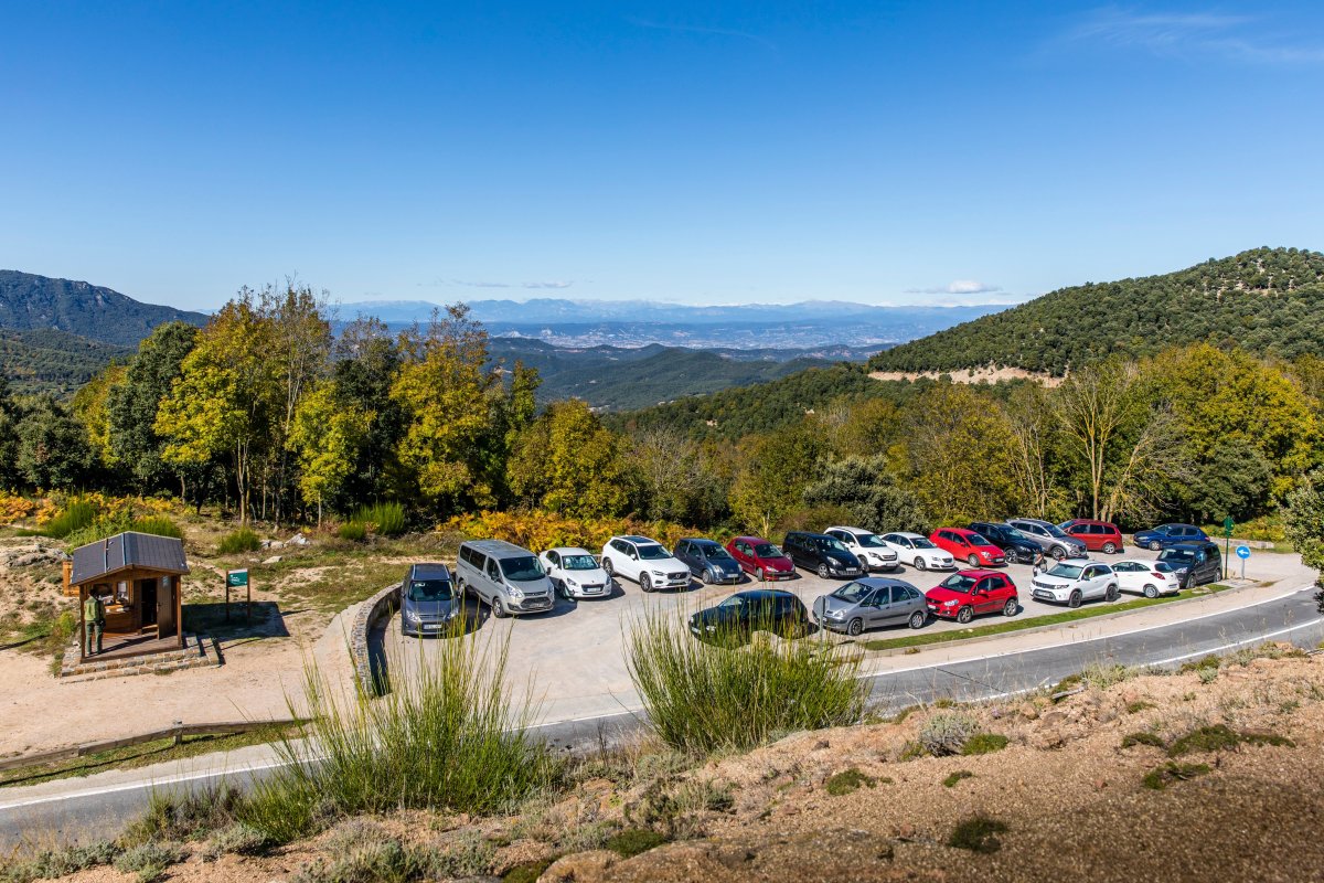 L'aparcament a Coll de Bordoriol amb els vehicles ben ordenats