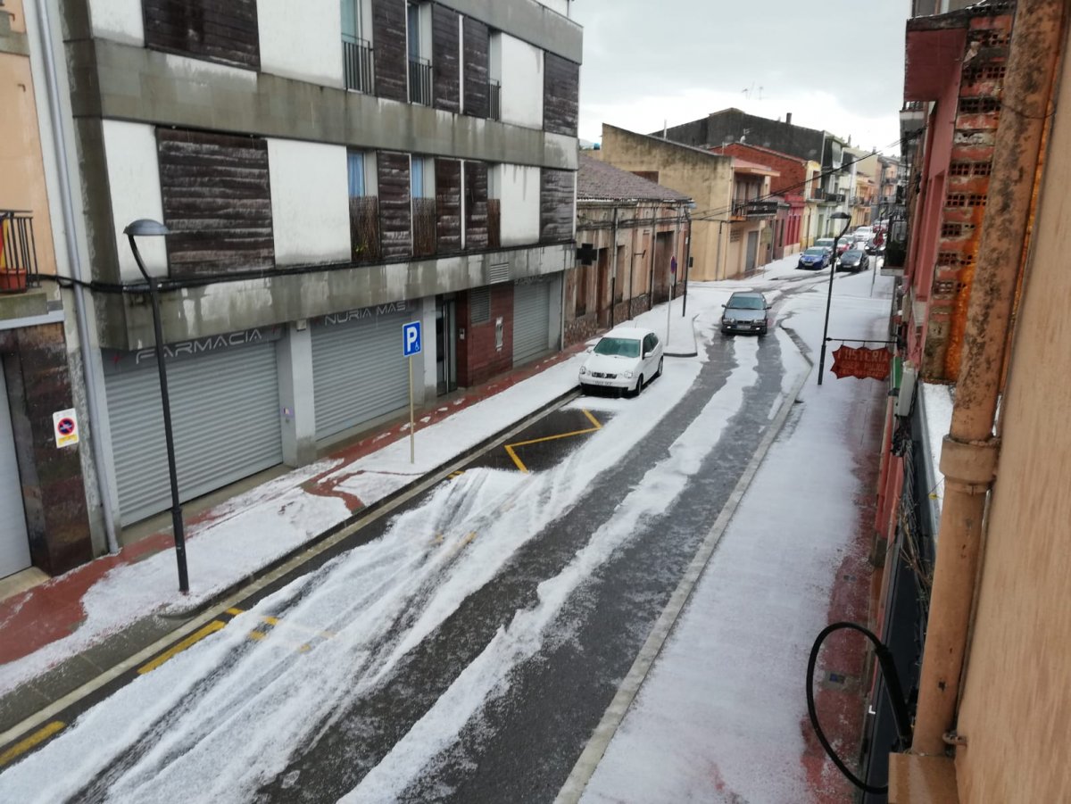 Un carrer de Sant Celoni emblanquinat aquest dilluns al migdia