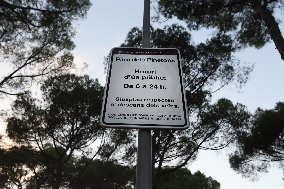 El cartell amb la restricció d'horaris al parc