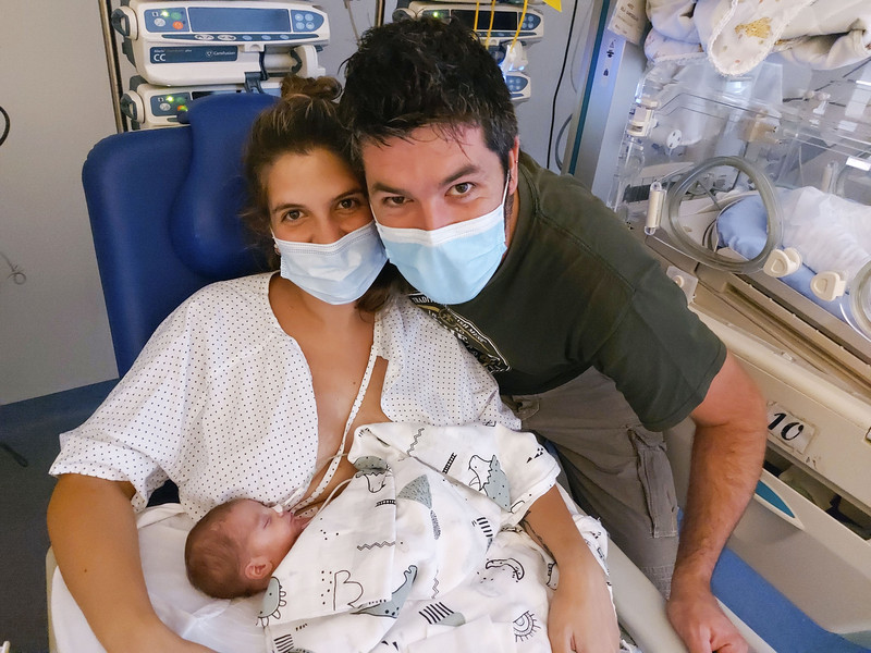 La parella amb el seu fill, l'Àritz, a la sala d'incubadores de l'hospital doctor Trueta de Girona