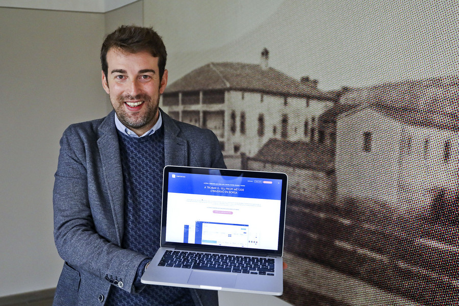 Xavier Vergés amb la imatge de la web de Fintistics a l’ordinador, que ha desenvolupat com una ‘start-up’