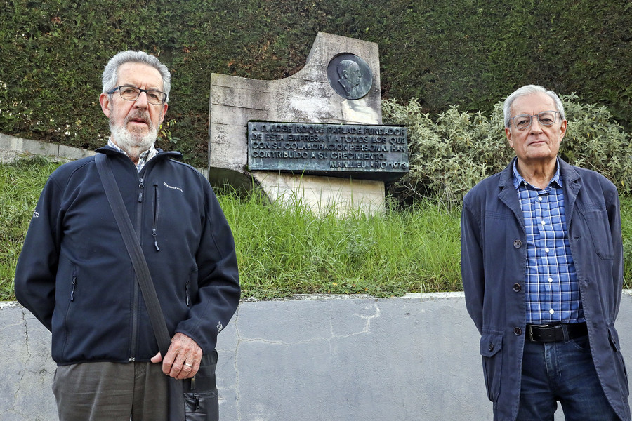 Jordi Monteys i Jacint Rovira, davant el monument al fundador de Conductores Eléctricos Roqué