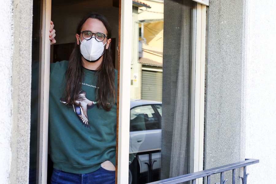 Jordi Cuesta Vila, dijous a la finestra de casa seva on està confinat