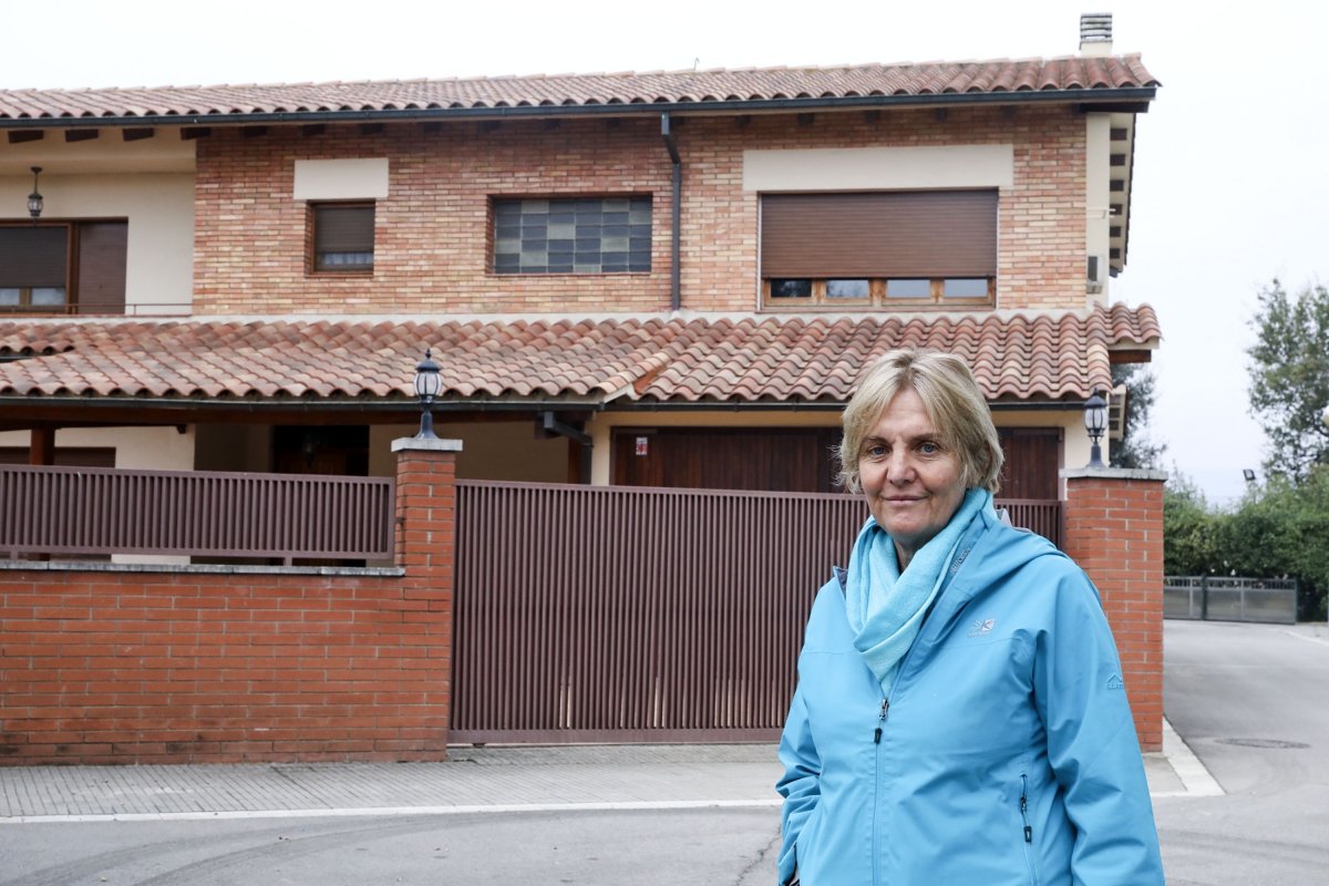 Belinda Parris, davant la casa del director de la fàbrica, on va viure