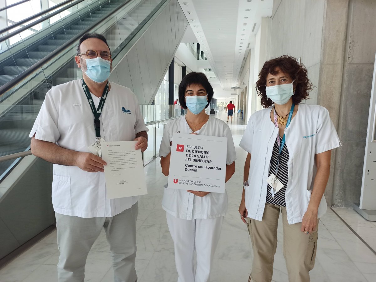Joan Maria Ferrer amb la infermera Maria José Reyes, de la mateixa unitat i la doctora Sabina Molina, directora assistencial mèdica de la FSM