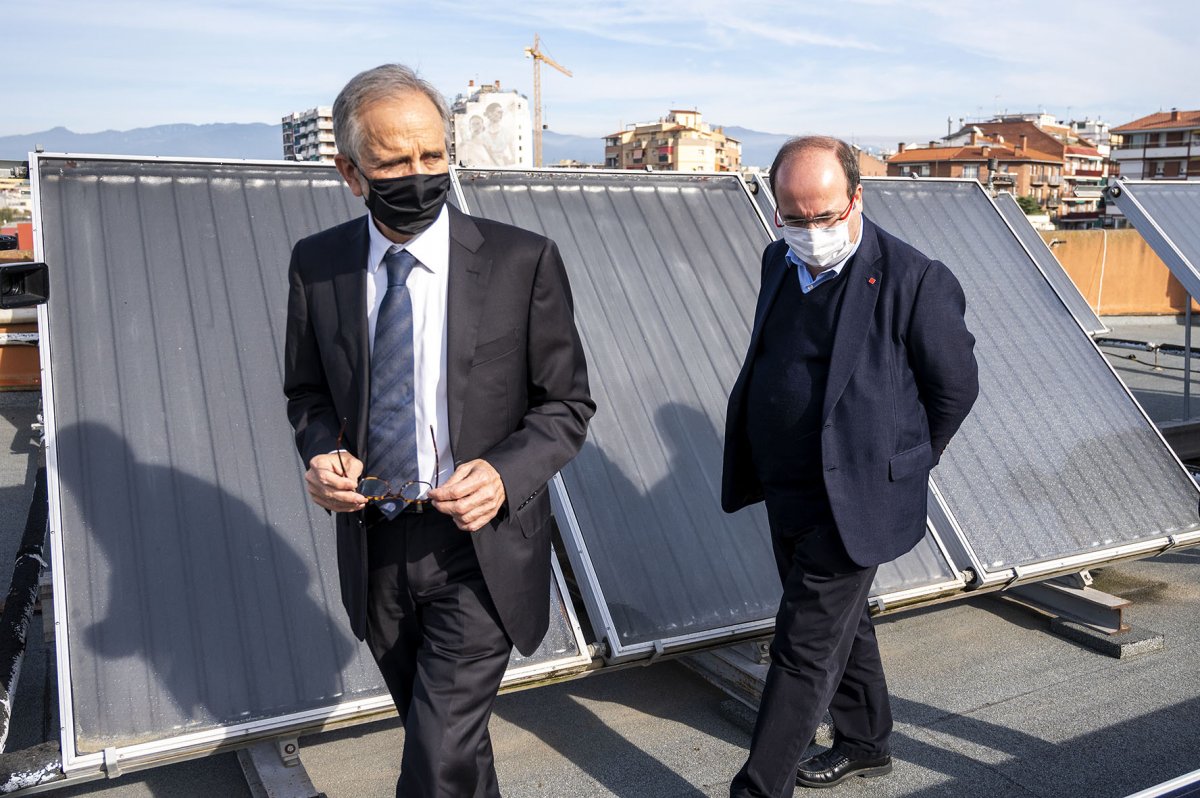 Mayoral i Iceta durant la visita a la coberta de l'EMT amb les plaques fotovoltaiques