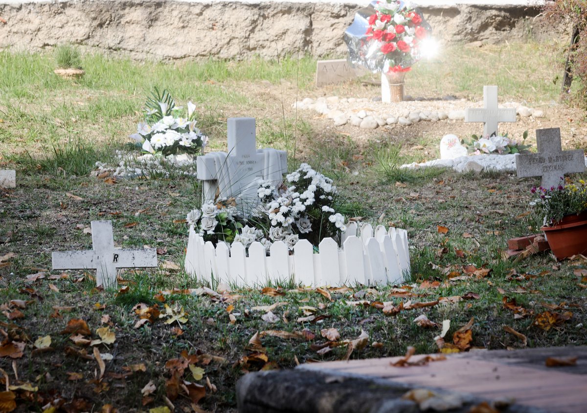 Des del 2009, els nounats han de ser enterrats en nínxols o tombes, com la resta de persones