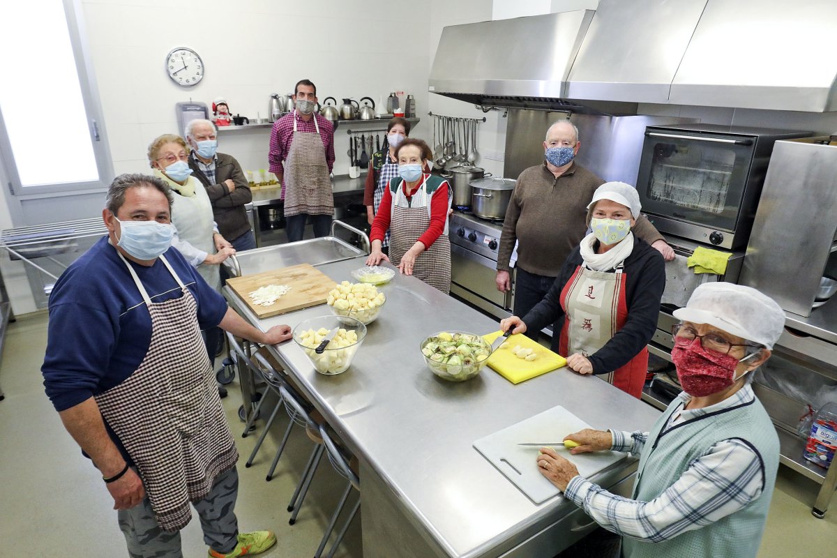 Voluntaris del menjador social El Tupí de Vic, dijous passat