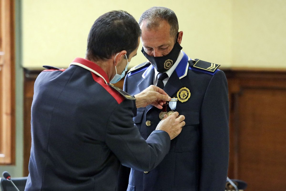 El cap dels Mossos a Osona, Joan Salamaña, posant la medalla de bronze a Villena
