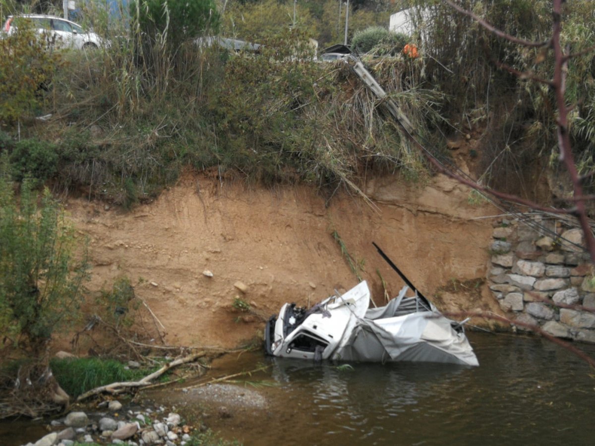 El camió enmig del riu Congost després de caure des de cinc metres d'altura