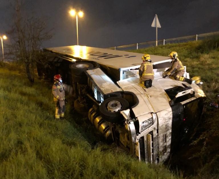 El camió bolcat en un marge de l'AP^-7 a Montornès