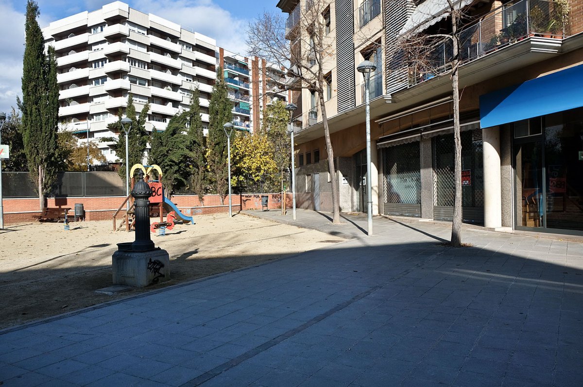 L'espai del final del carrer Pompeu Fabra que ara s'obrirà per connectar amb el carrer Roger de Flor, en una imatge prèvia a la construcció dels habitatges