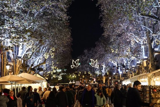 Una vista de la Rambla de Barcelona amb els llums de Nadal encesos