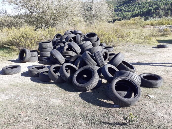 Els pneumàtics abandonats prop del cementiri