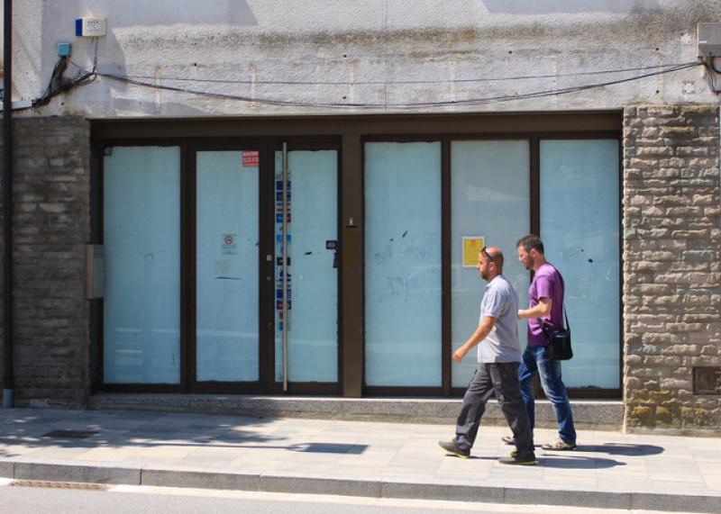 El local de l'antiga oficina de Caixa Laietana tancat des de fa set anys en una imatge d'arxiu