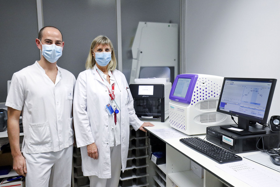 Anna Vilamala, divendres de la setmana passada, amb Eudald Molina, un dels tècnics que també treballa al nou laboratori de biologia molecular