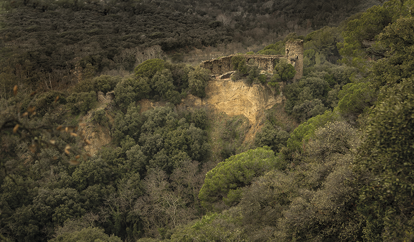El castell de Montclús, al Parc Natural del Montseny